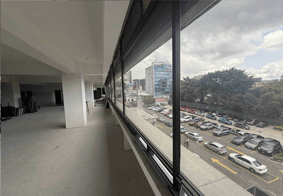 En renta oficina comercial en Zona 10  - foto 1