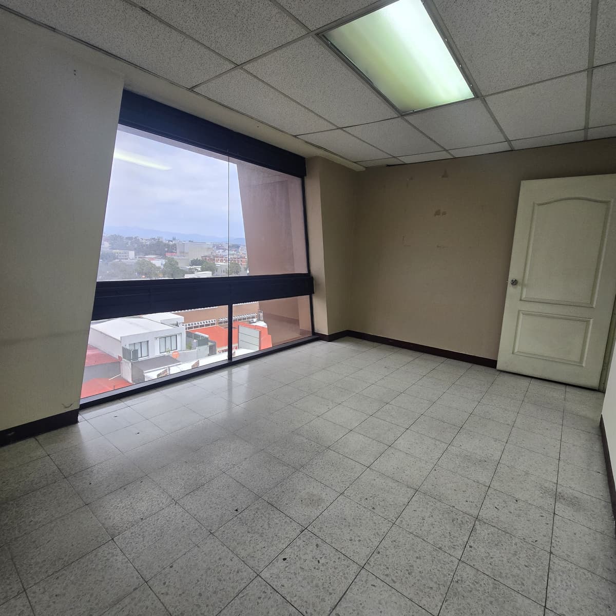 Oficina de 100m2 en renta en la zona 9 Guatemala - foto 1
