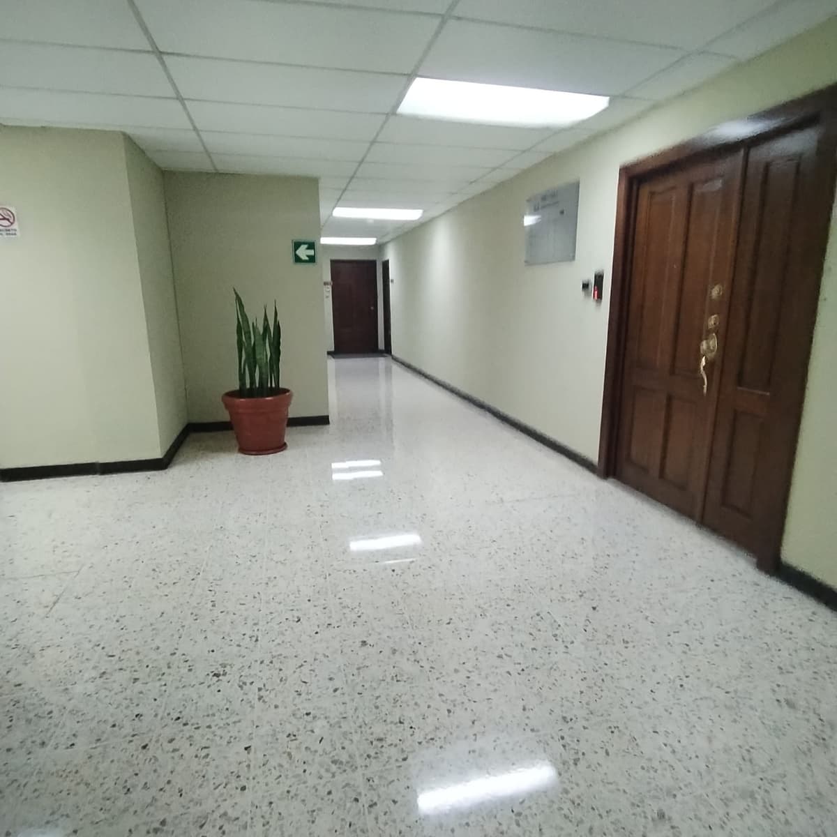 Oficina en renta en Centro Empresarial zona 10 - foto 1
