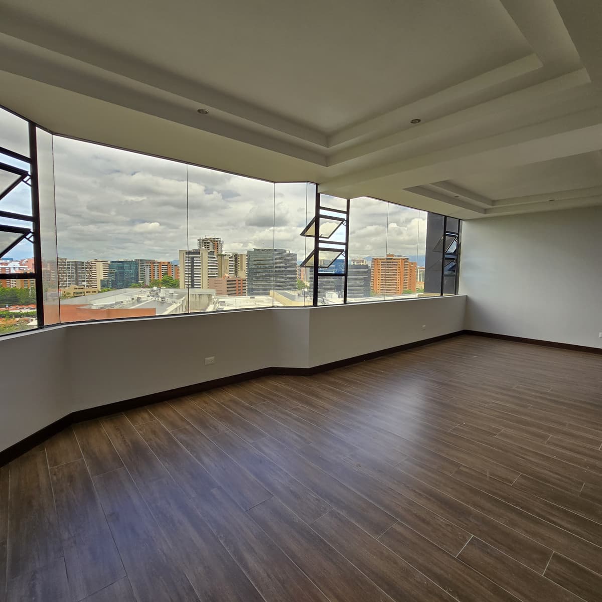 Apartamento en Zona 10 en venta REMODELADO - foto 1