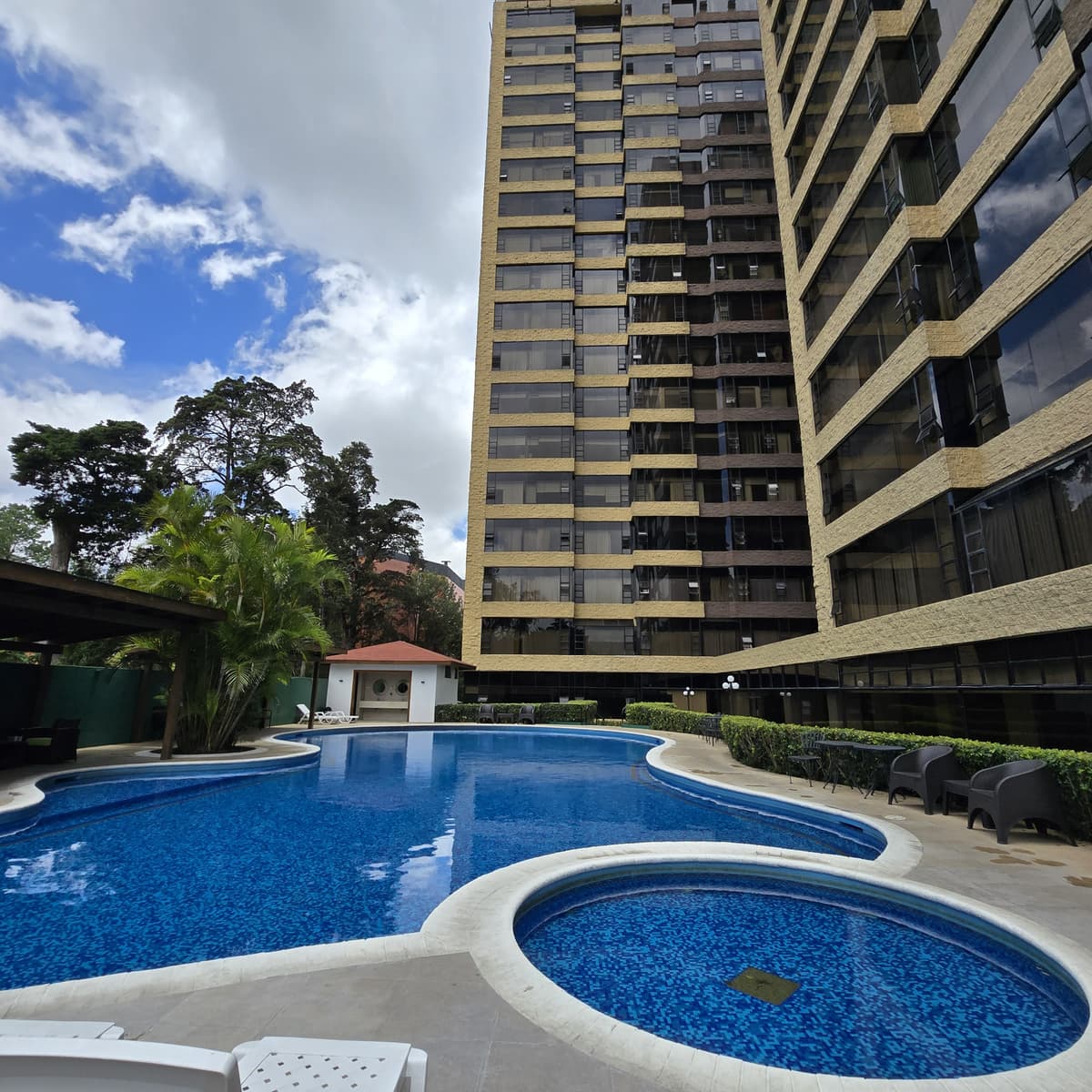 Apartamento amueblado y equipado en RENTA en la Zona 10 - foto 1