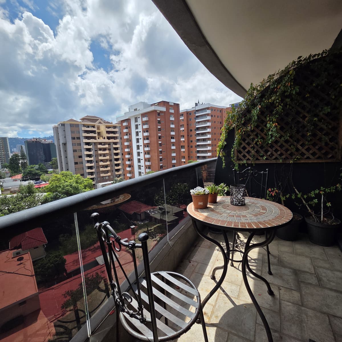 Apartamento amueblado cerca de La Estacion Zona 10 - foto 1