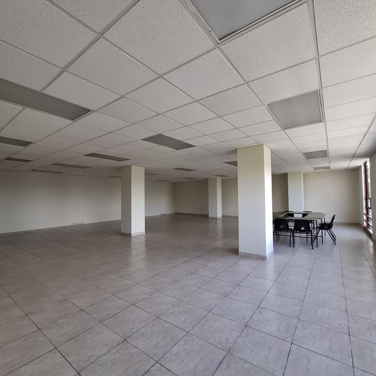 Oficina comercial en renta en Edificio de la Zona 13 - foto 1
