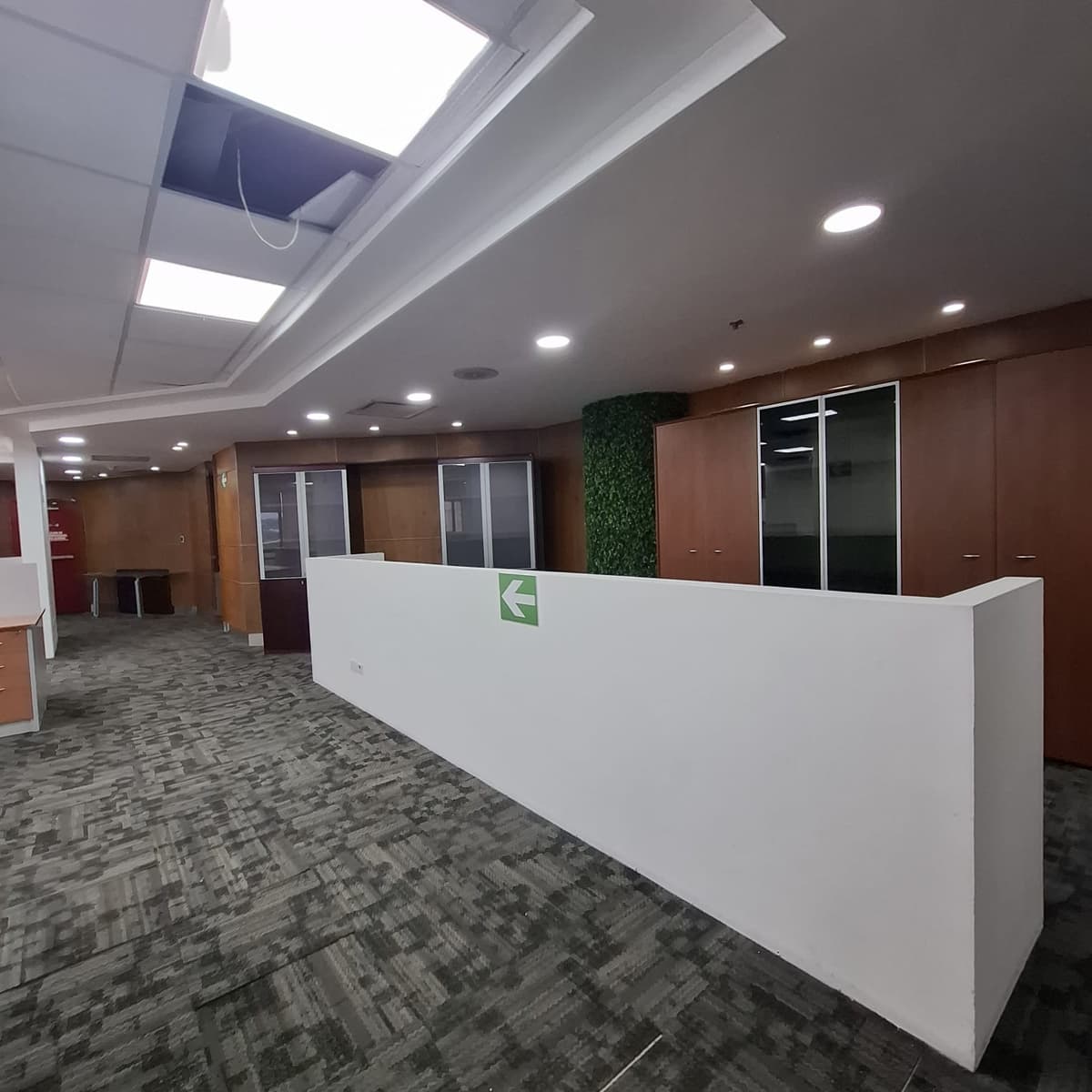 Oficina en venta en zona 10 Medio nivel Para inversión  - foto 1