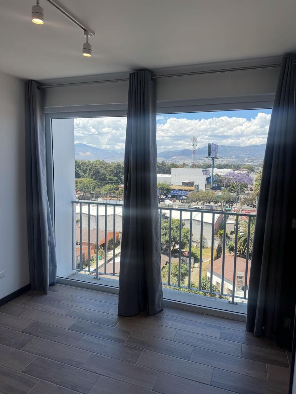 En Venta Apartamento en Edificio Santeli zona 12 - foto 1