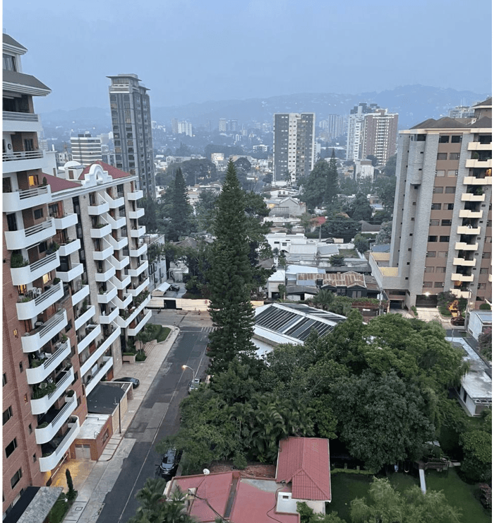 En Alquiler Apartamento amueblado en Zona 10 - foto 1