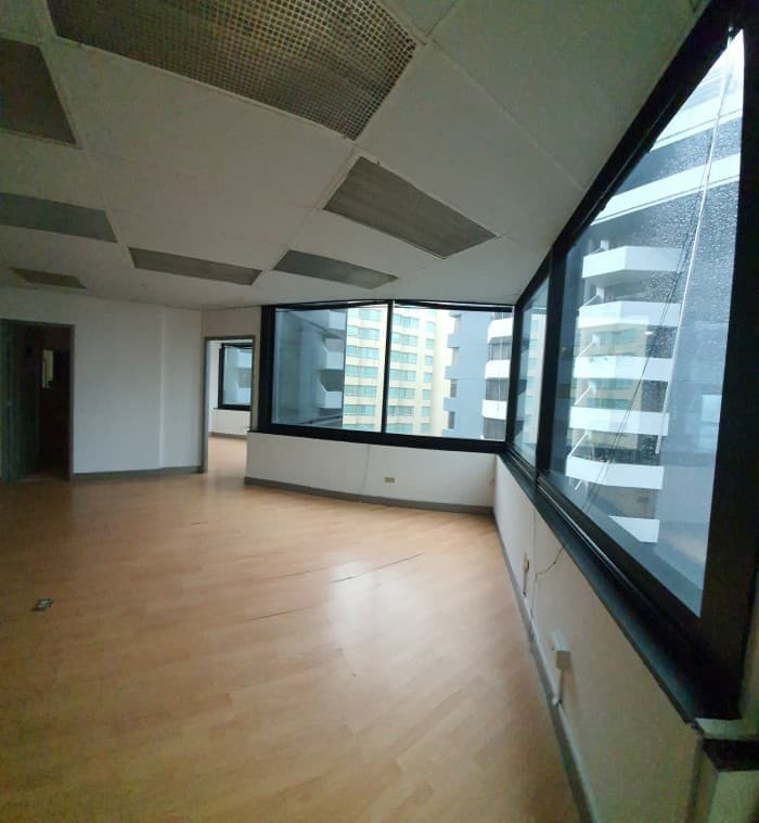 OFICINA EN ZONA 10 CON 151 m2 EN ALQUIER  - foto 1