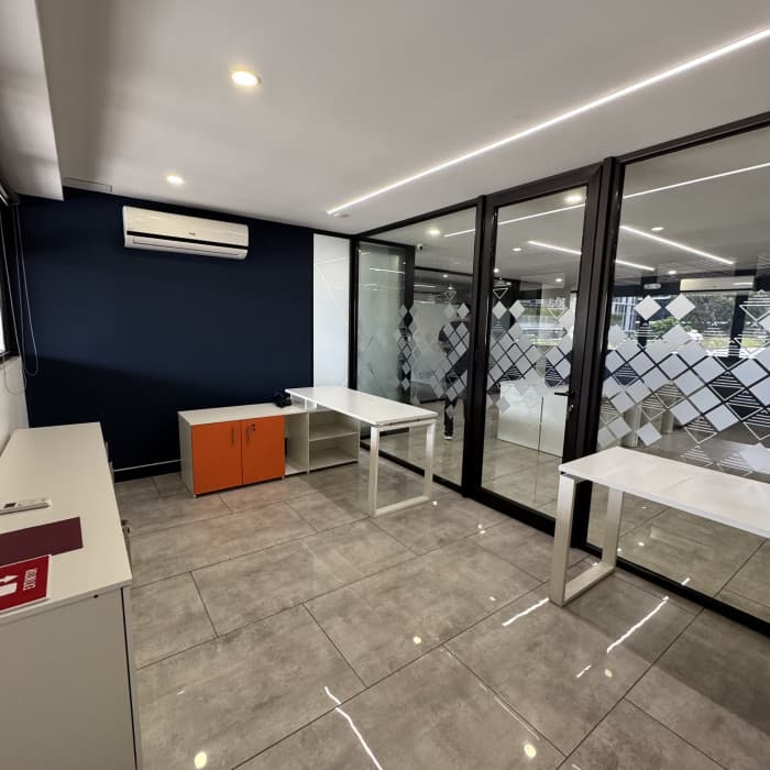 Oficina Comercial en Renta Geminis zona 10 con balcón - foto 1
