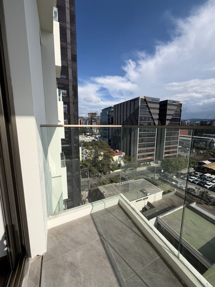Apartamento en Renta de 3 Habitaciones en zona 10 - foto 1