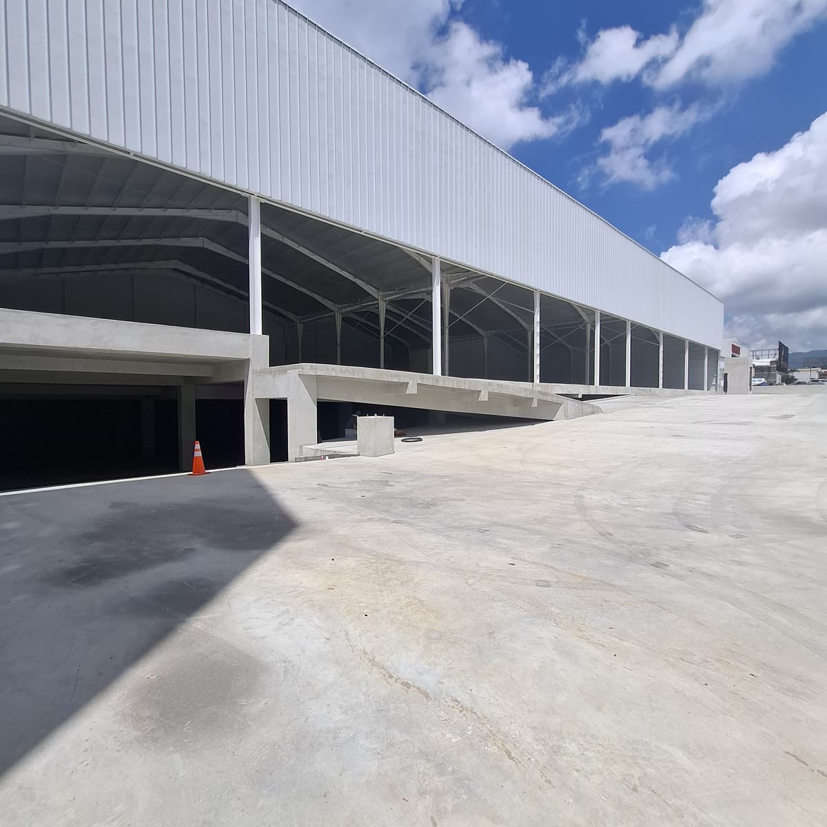 Bodega comercial sobre la Roosevelt zona 11 Toledo - foto 1
