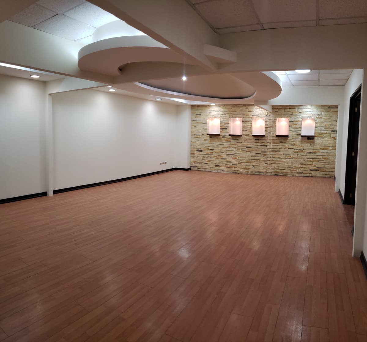Oficina en alquiler con 255m2 en Zona 14 Europlaza - foto 1