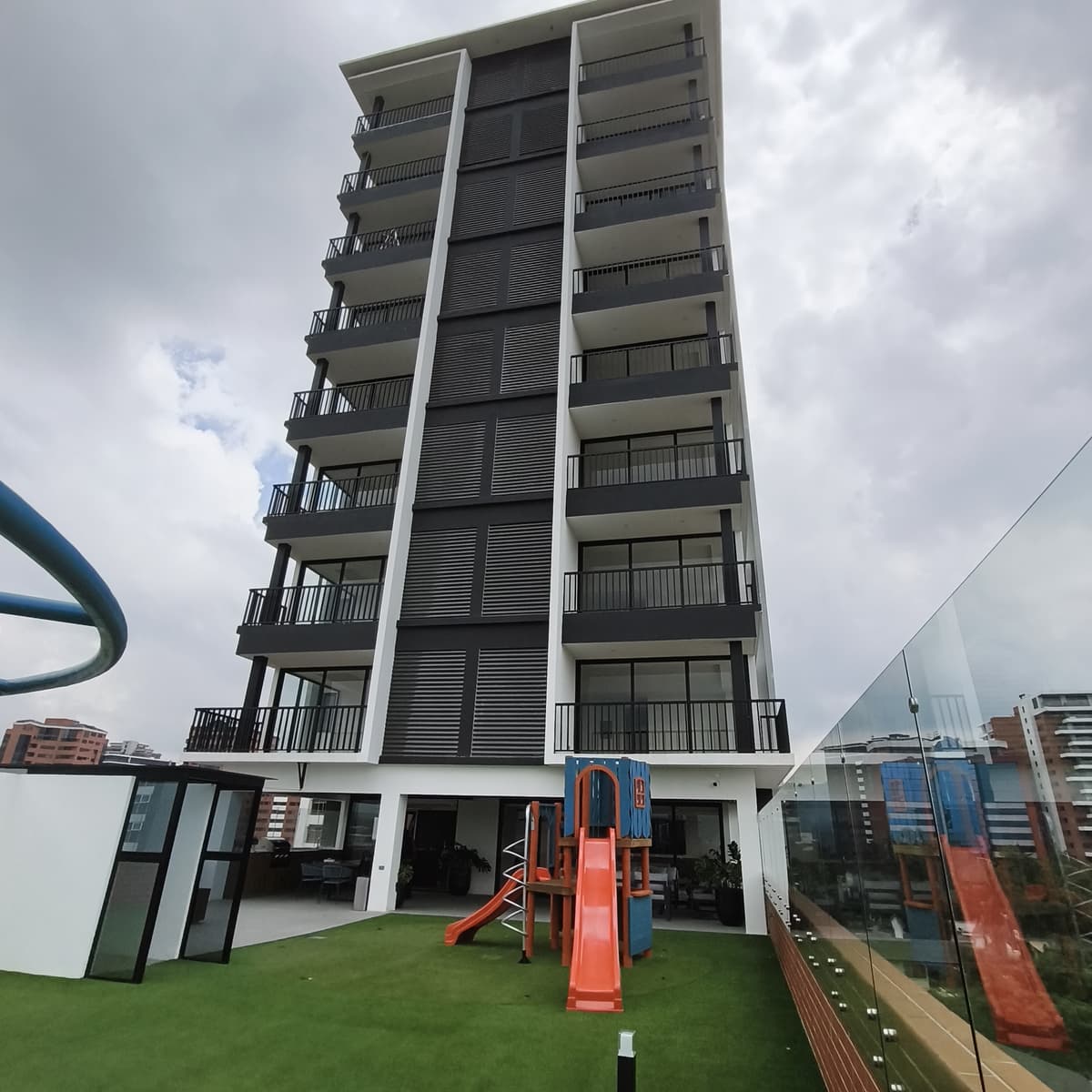 Apartamento en renta en zona 13 Edificio Inara Américas - foto 1