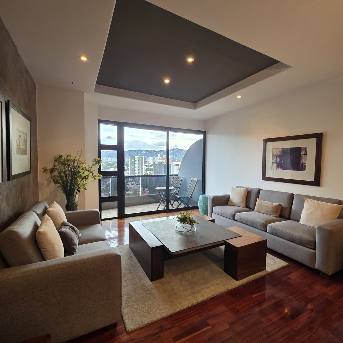 En Alquiler Apartamento amueblado en Zona 10 - foto 1