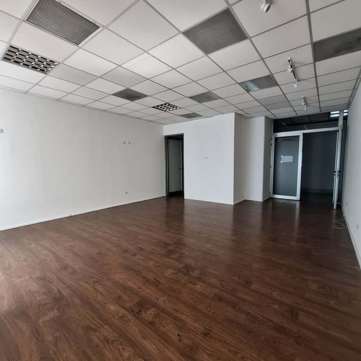 Local comercial en primer Nivel en zona 10 en edificio - foto 1
