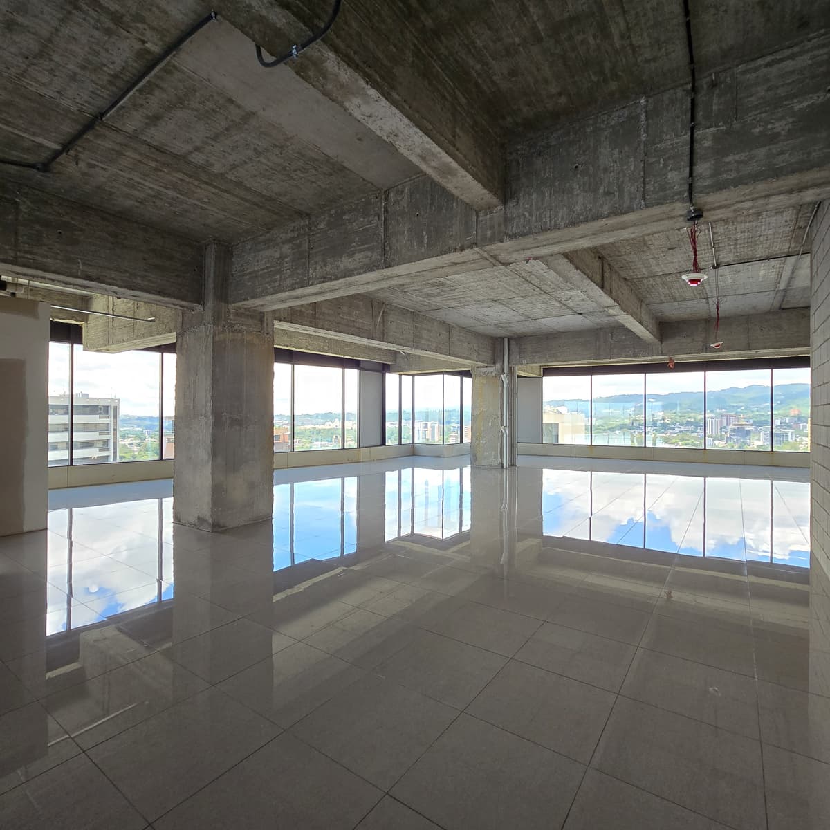 En venta oficinas en Zona 10 Diagonal 6 Guatemala - foto 1