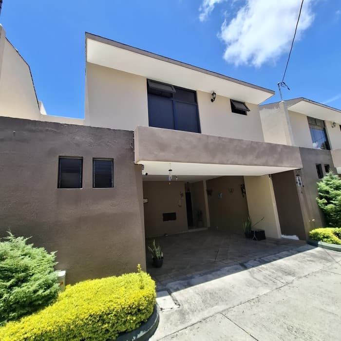 Casa en Venta 245 metros zona 4 de Mixco con garita - foto 1