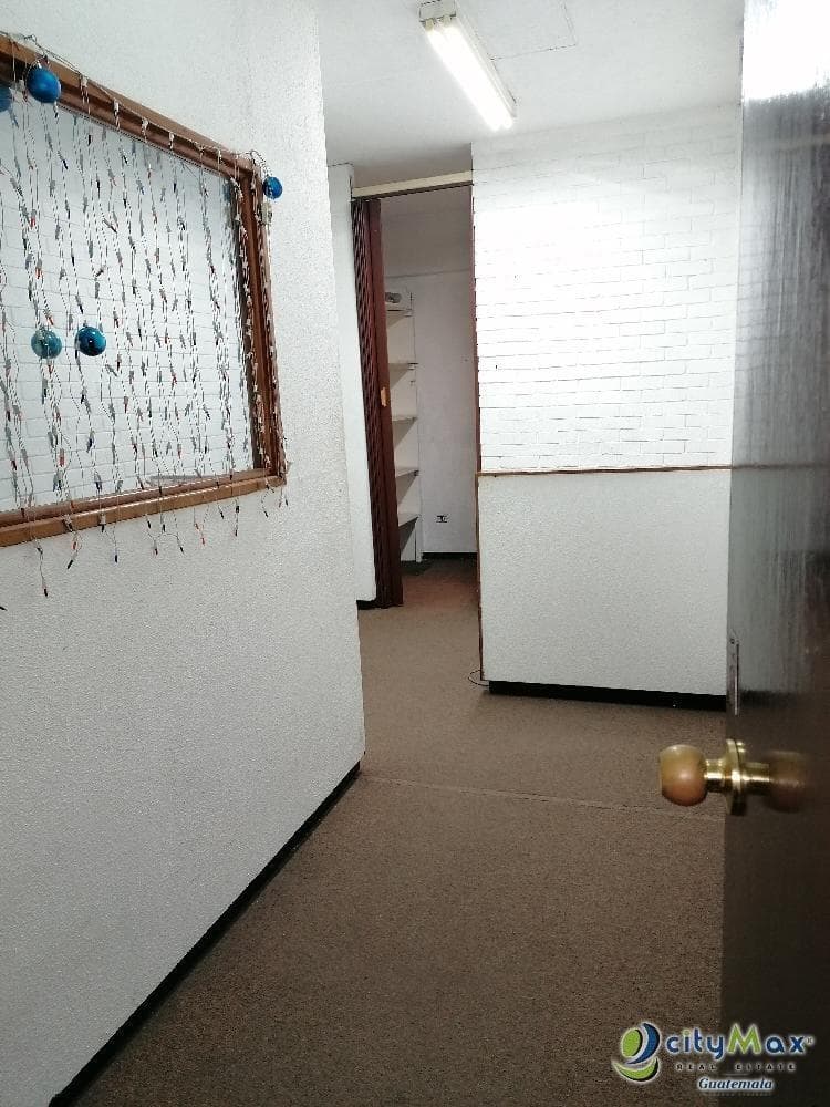 Rento Oficina Comercial en zona 9 sobre Avenida Reforma - foto 1