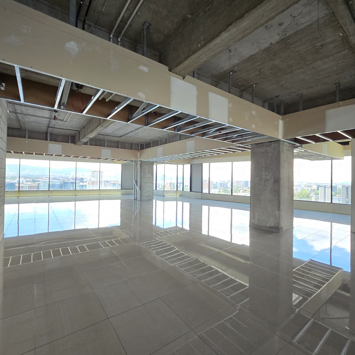 En venta oficina en la zona 10 de Guatemala  - foto 1
