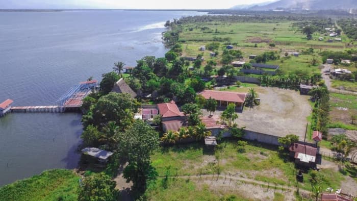 Hotel en venta en El Estor Izabal  - foto 1