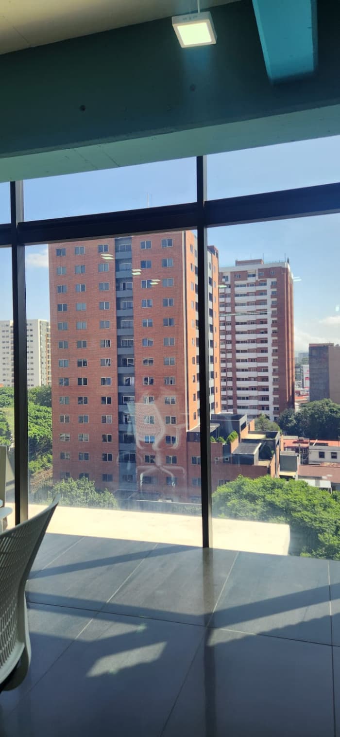 Oficina en venta para inversión en zona 10 Rentada - foto 1