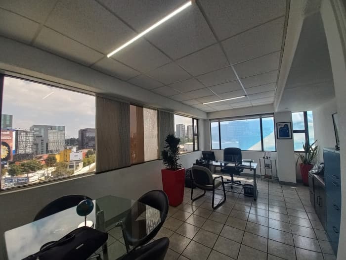 Oficina venta con 2 parqueos 20 calle z10  - foto 1