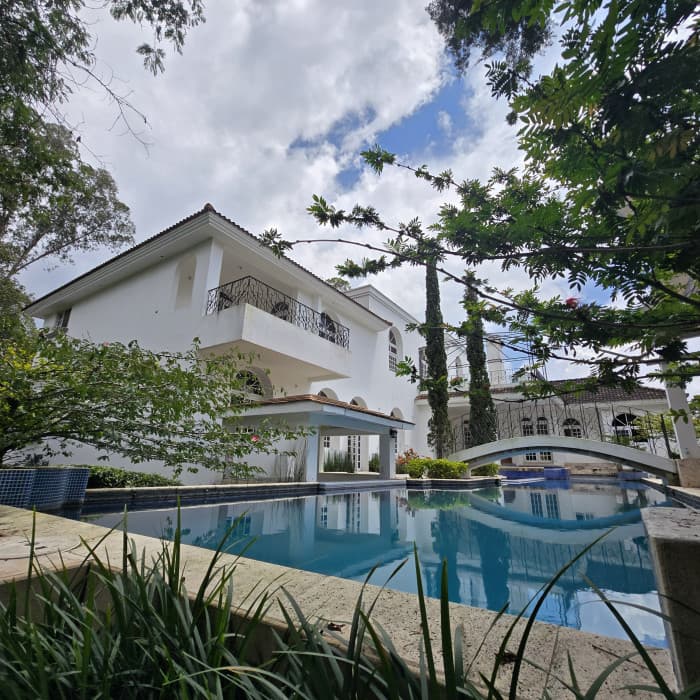 Casa en venta en Foresta de Cayala zona 16 - foto 1