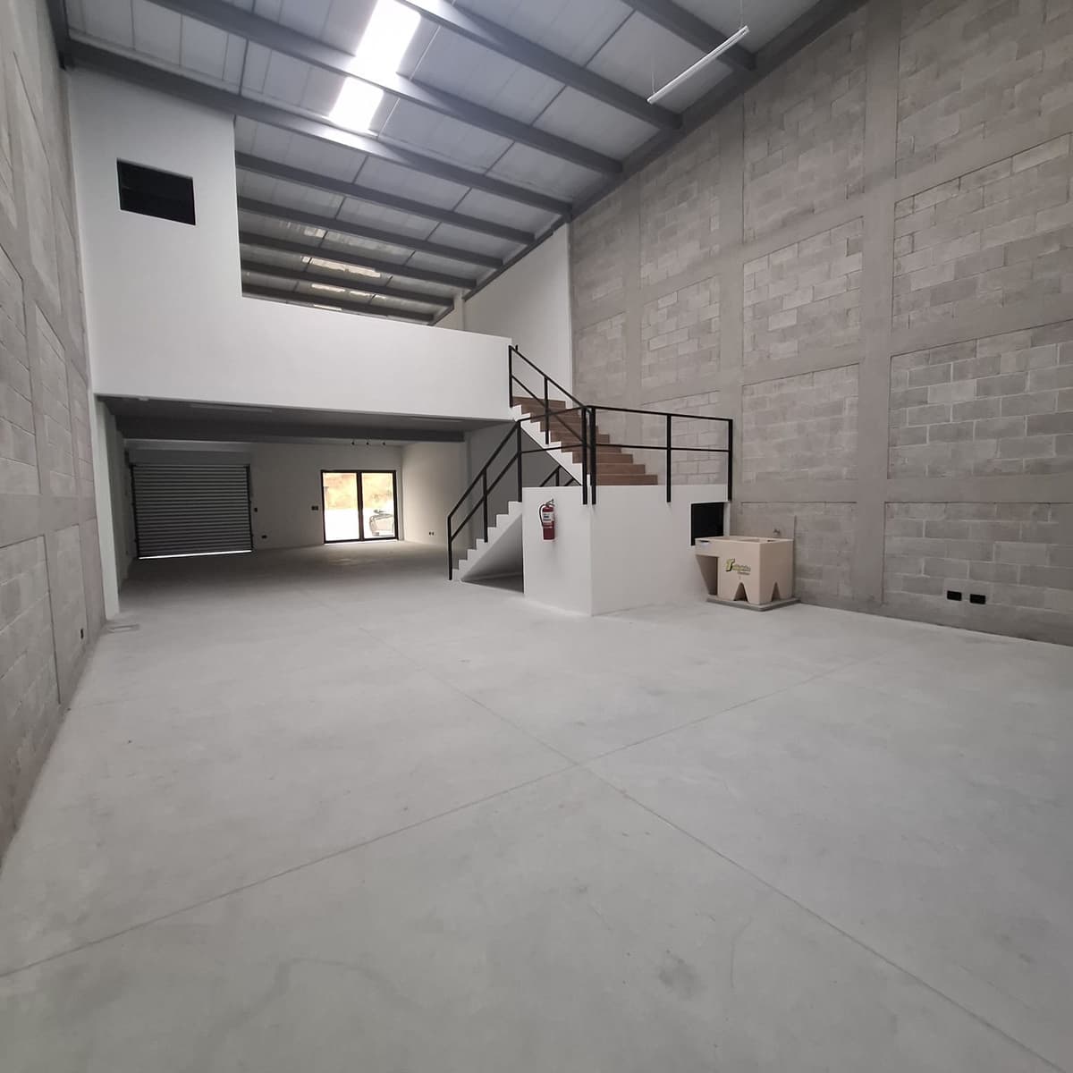 Ofibodega en alquiler en Villa Canales de 201 m2 NUEVA  - foto 1