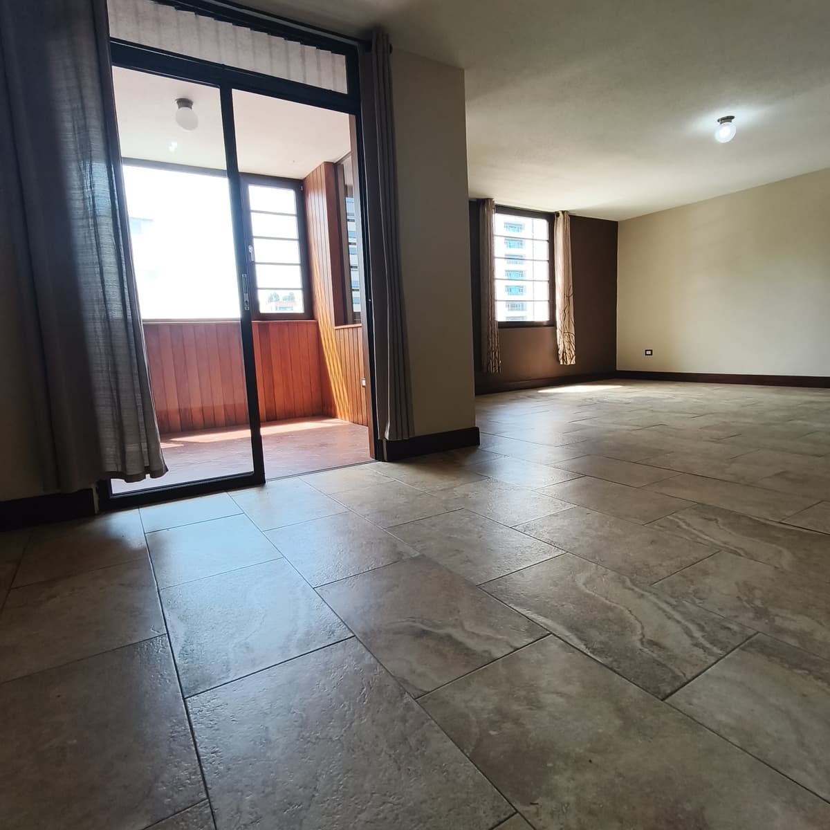 Amplio Apartamento en Renta en zona 10 - foto 1