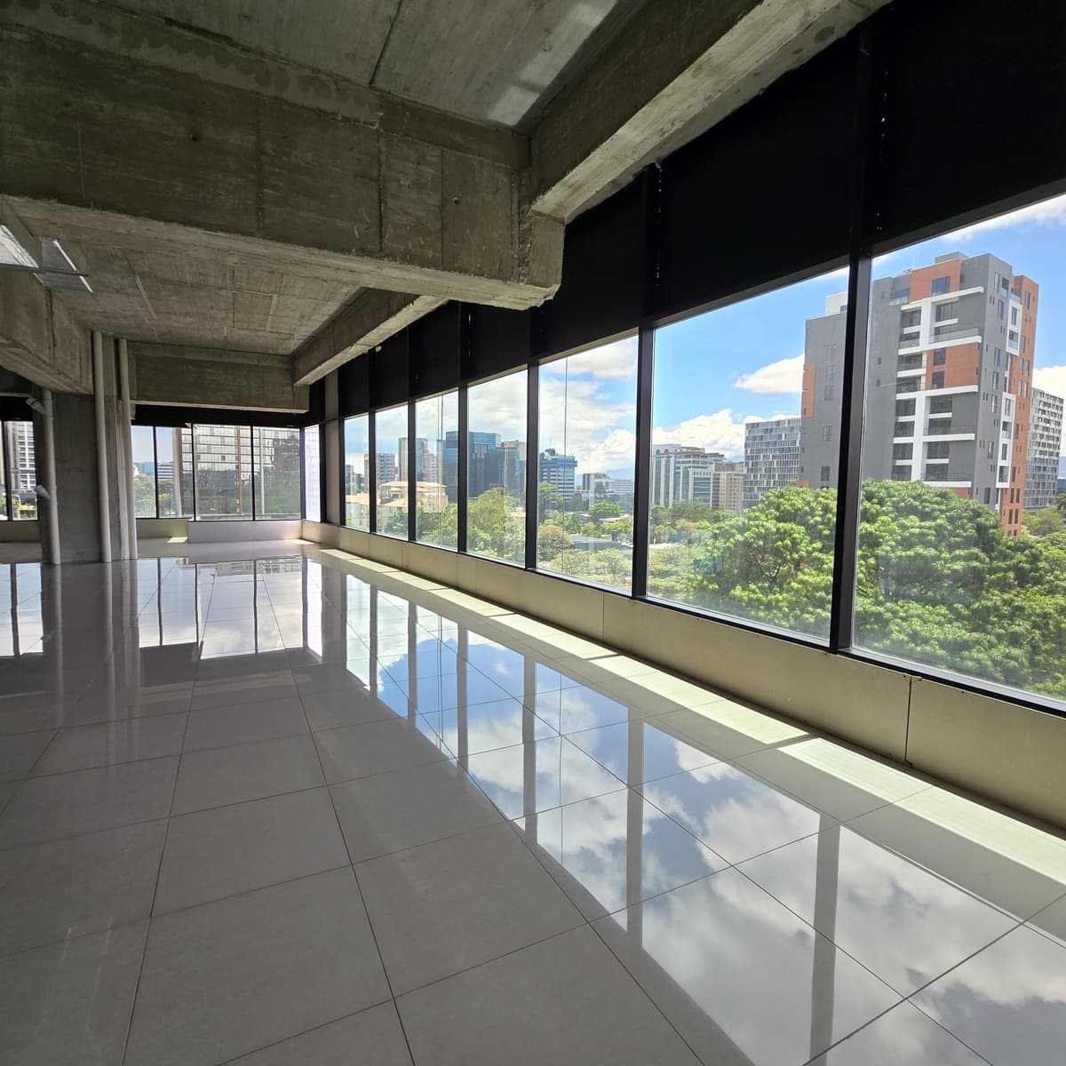 Oficina en Venta zona 10 cercano a oakland  - foto 1