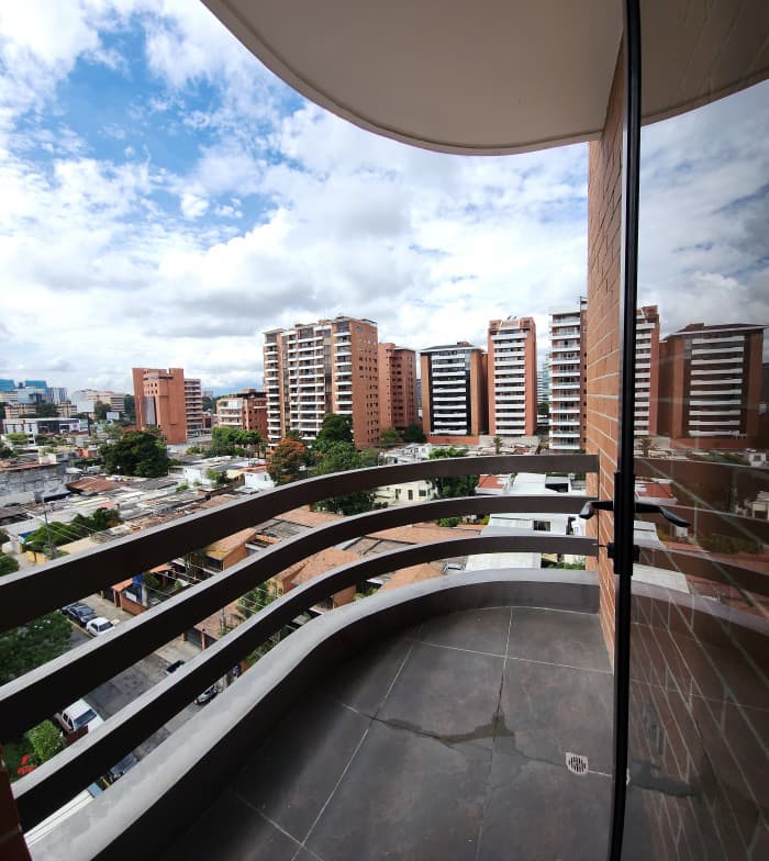 En Alquiler Apartamento con 152.00m2 en Zona 10 - foto 1