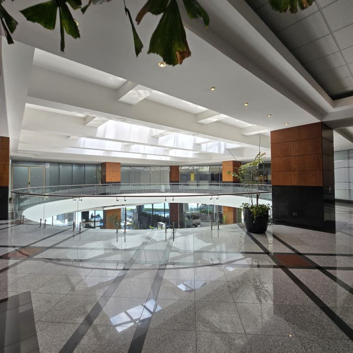 En venta o Renta Oficina de 500m2 en zona 10 Guatemala - foto 3