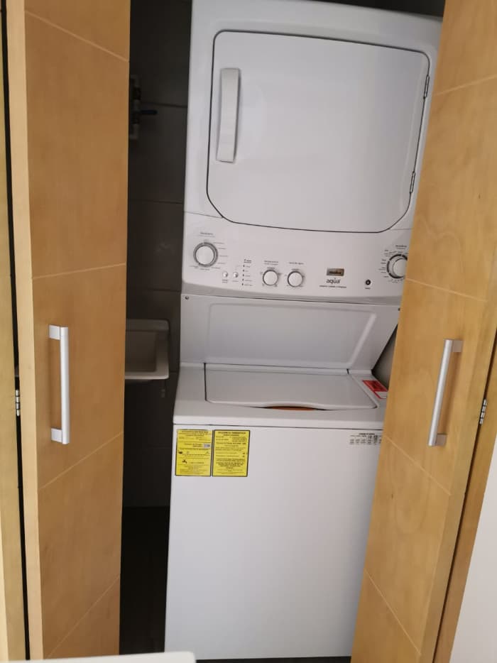 Apartamento en renta en zona 10 de 2 habitaciones  - foto 4