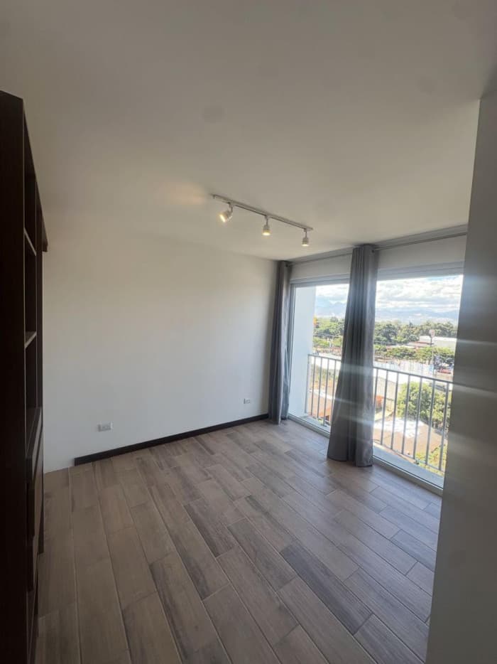 En Venta Apartamento en Edificio Santeli zona 12 - foto 2