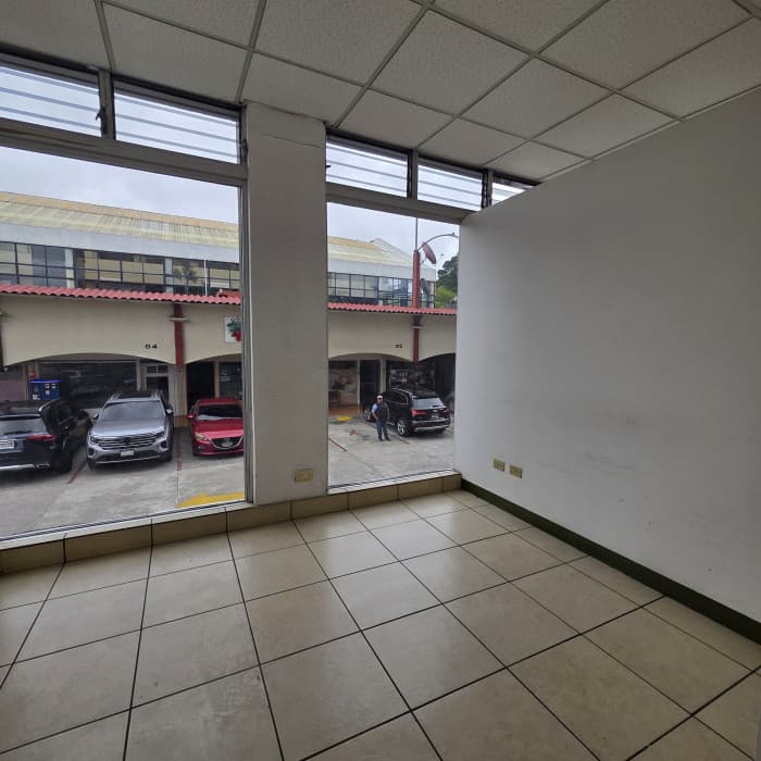 Local Comercial en  RENTA en Avenida Las Americas Z.13 - foto 2