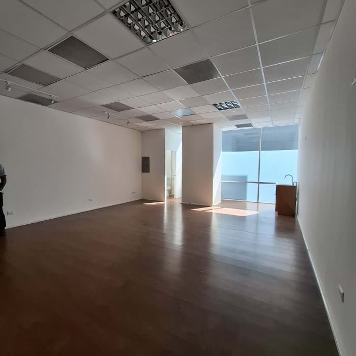 Local comercial en primer Nivel en zona 10 en edificio - foto 4