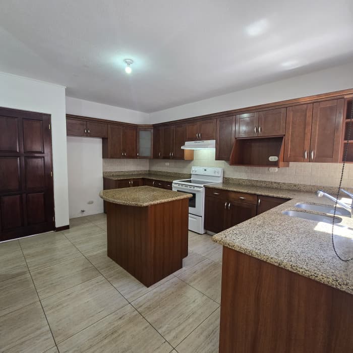 Alquiler hermosa casa en condominio en zona 10 - foto 12