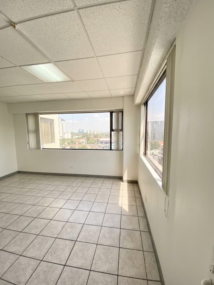 Oficina venta con 2 parqueos 20 calle Zona 10 - foto 4