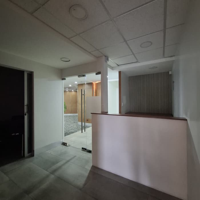 Oficina en venta en zona 10 Medio nivel Para inversión  - foto 4