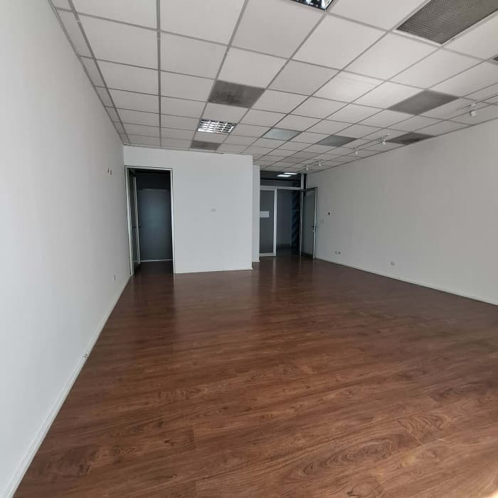 Local comercial en primer Nivel en zona 10 en edificio - foto 2