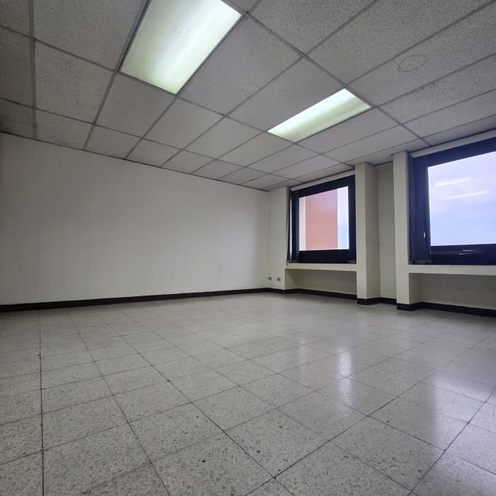 Oficina de 100m2 en renta en la zona 9 Guatemala - foto 3