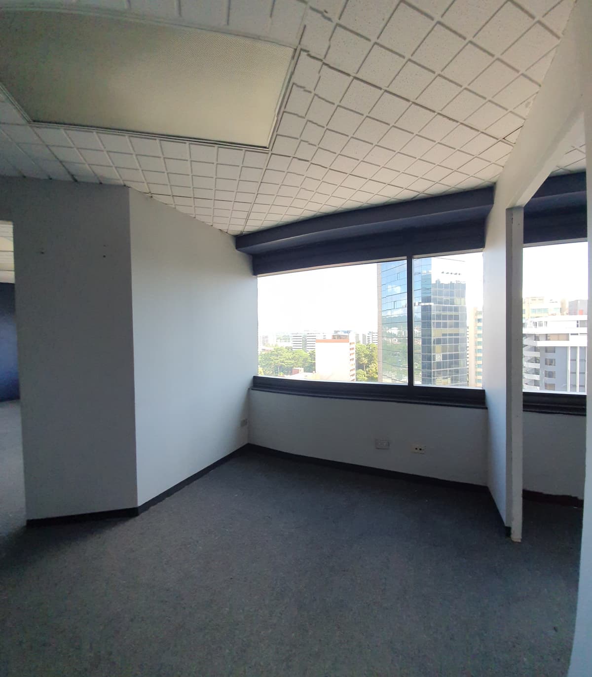 En Alquiler oficina en edificio comercial en zona 10 - foto 2