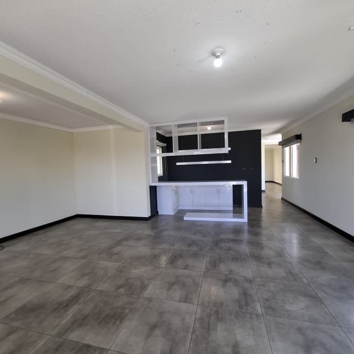 En venta casa de 4 habitaciones en Cañadas del Encinal - foto 2