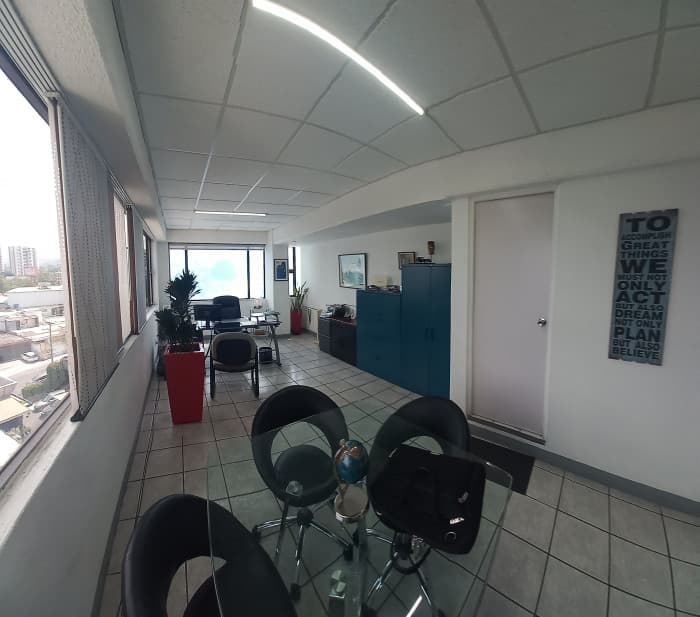 Oficina venta con 2 parqueos 20 calle z10  - foto 3