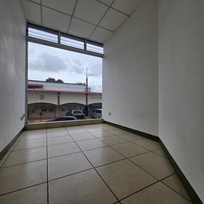 Local Comercial en  RENTA en Avenida Las Americas Z.13 - foto 8