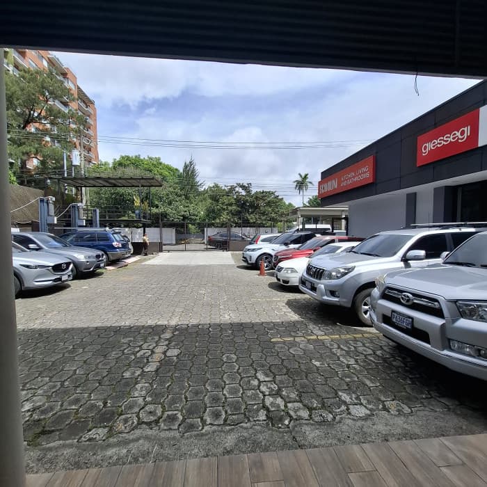 Local comercial en zona 10 cerca de Obelisco - foto 6