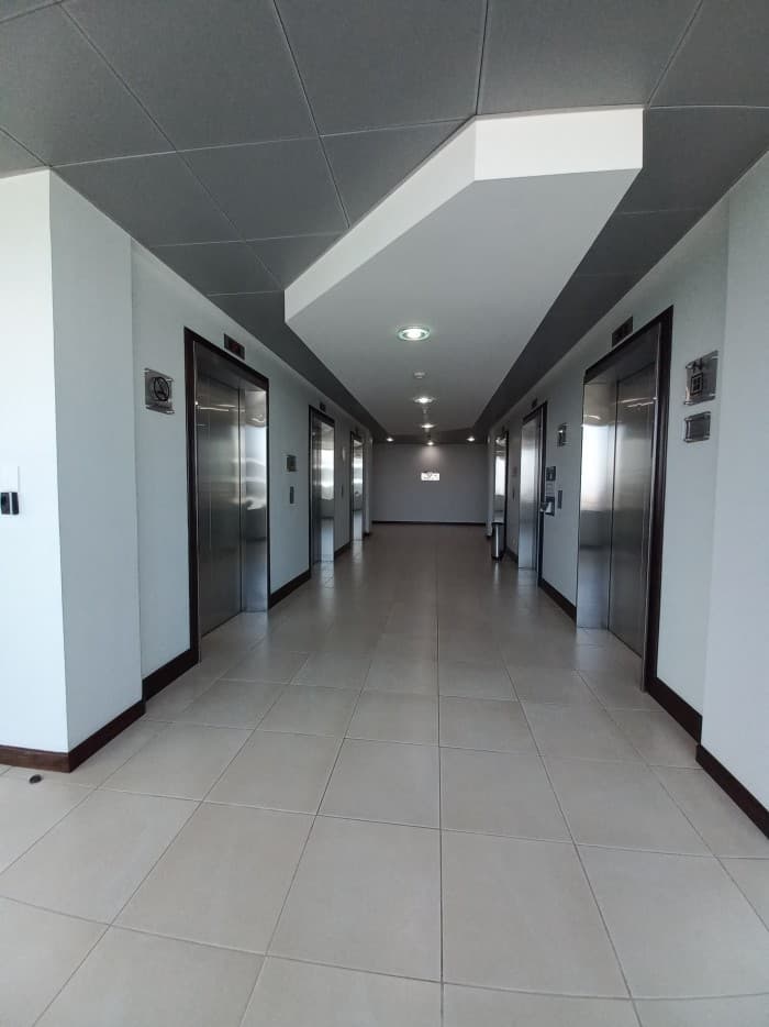 En venta moderna Oficina amueblada en zona 10 - foto 4