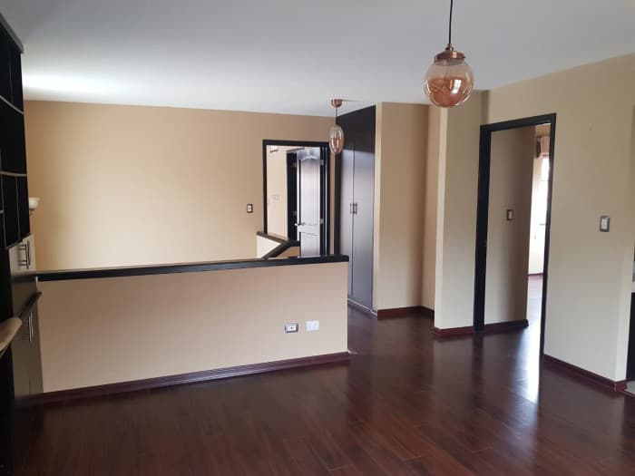 Casa en Venta en Villas Suiza Zona 16, Ideal Inversión! - foto 2
