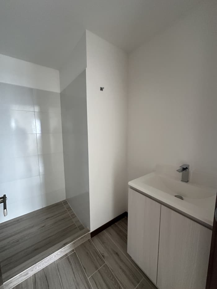 Apartamento nuevo en zona 10 en venta - foto 4