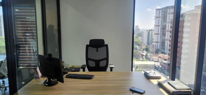 Oficina en venta para inversión en zona 10 Rentada - foto 4
