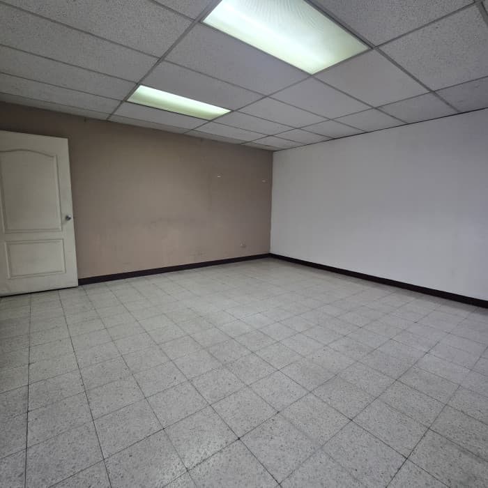 Oficina de 100m2 en renta en la zona 9 Guatemala - foto 4